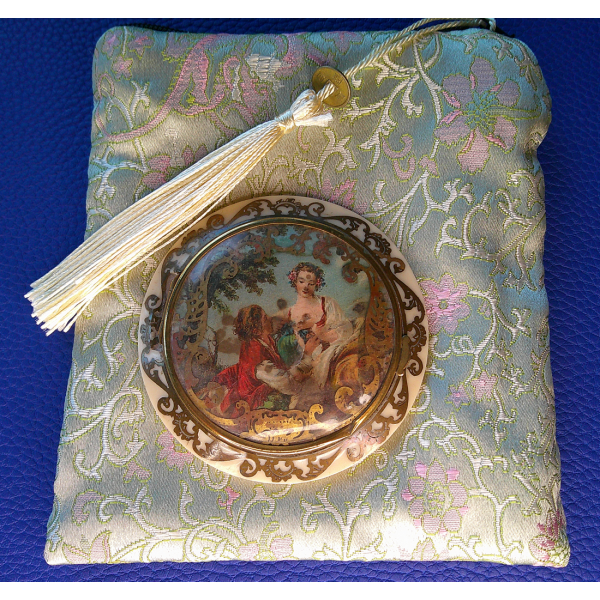A Unique Vintage Artwork Compact
